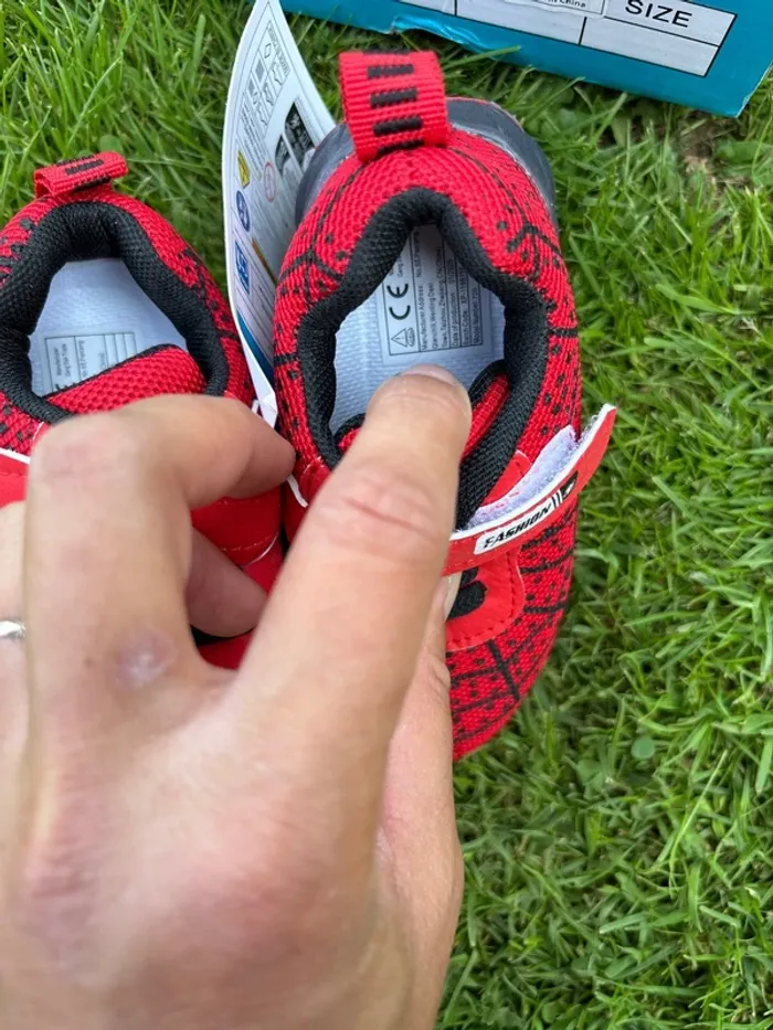 Chaussure neuve  Taille 23  Modèle spider man - photo numéro 3