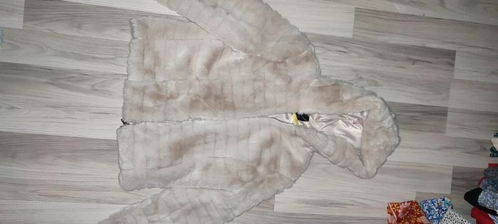 Manteau fausse fourrure a capuche - photo numéro 2