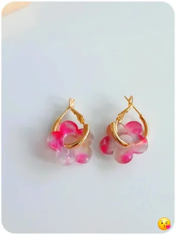 Boucles d’oreilles fleurs rose en résine et doré tendance