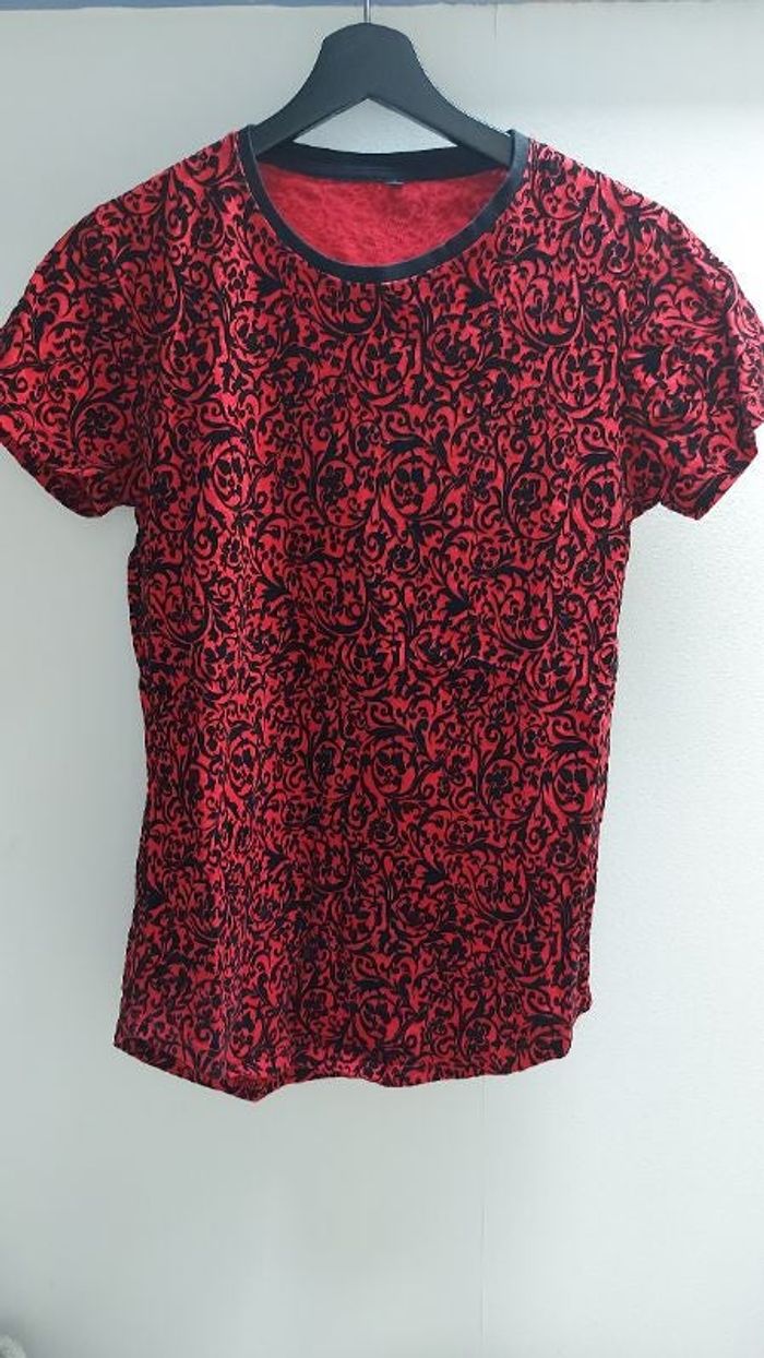 T shirt rouge et fleur noir