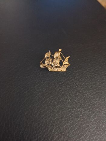 Pin's bateau voilier C. Colomb doré très fin