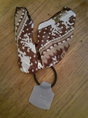 élastique avec tissu marron et blanc