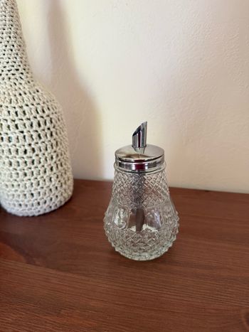 Sucrier en verre ciselé avec verseur métal  -  vintage