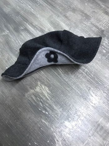 Bonnet gris clair et gris foncé