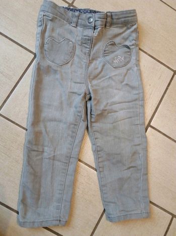 Jeans gris, 23 mois.