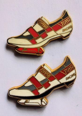 Lot de 2 beaux pin's chaussures Time Racing