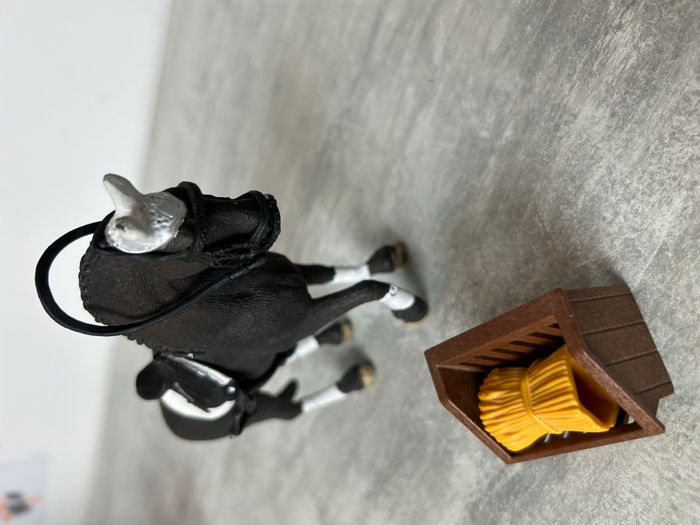 cheval noir jouet schleich avec accessoires - photo numéro 2