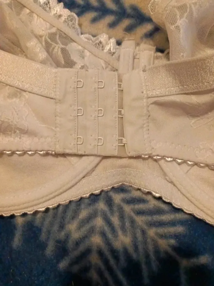 Soutien-gorge avec armature 95D très bon état - photo numéro 4