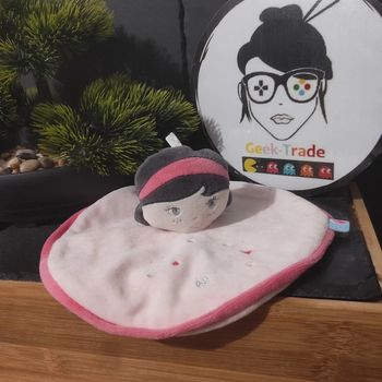 Doudou poupée Sucre d'orge rose plat rond petite fille brune serre tête coeur croix noir