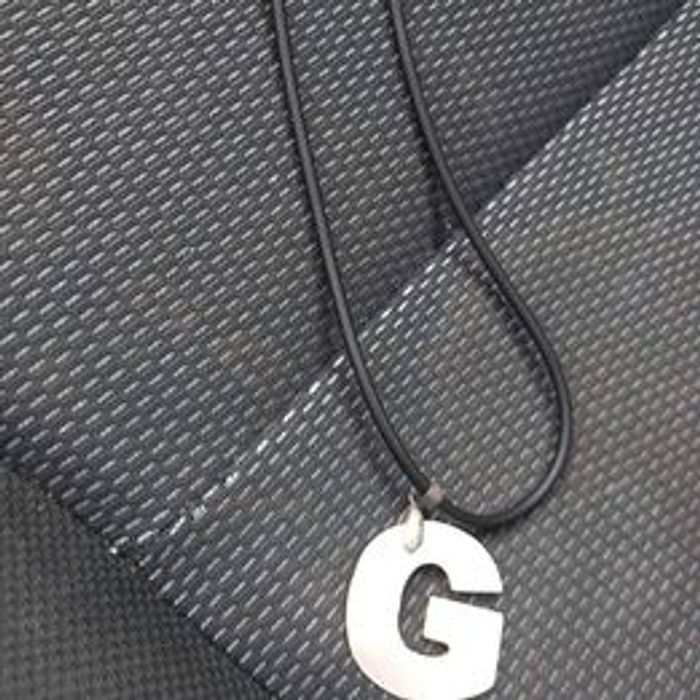 Collier avec lettre G nacré