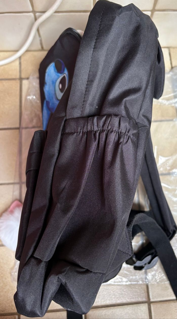 Sac à dos noir STITCH pour filles ou garçons (38 X 28 x 11 cm) Neuf juste déballé pour la photo - photo numéro 3