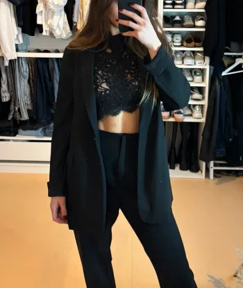 Haut court dentelle noir
