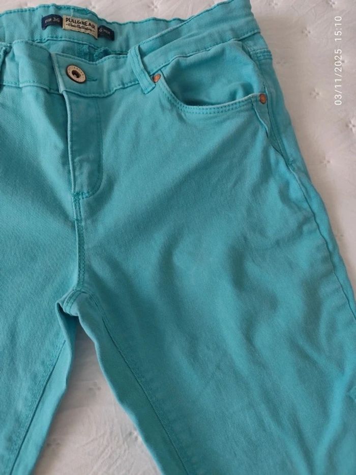 Pantalón pitillo de tiro medio / bajo de color azul turquesa de Pull and bear