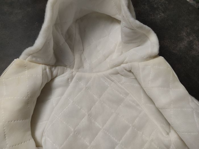 Veste blanche avec capuche 3 / 6 mois - photo numéro 8