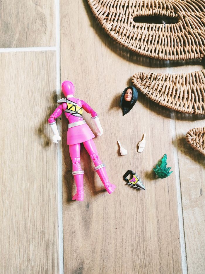 🙅 Power rangers dino charge lightning collection figurine du ranger rose avec ses accessoires marque Hasbro - photo numéro 2
