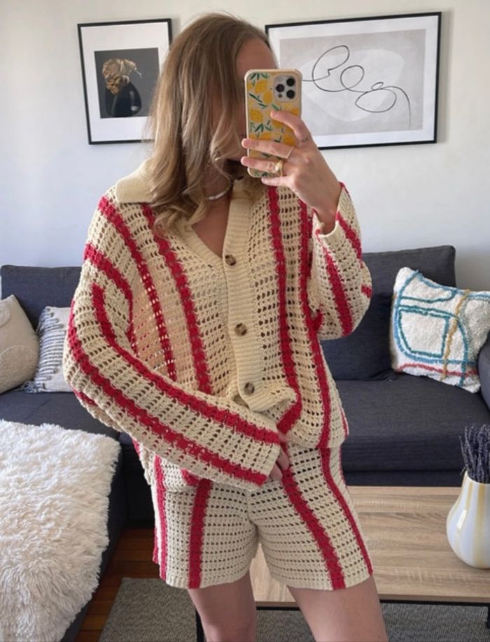 ensemble Zara composé d'un pull gilet et son short en maille de couleur beige et rouge. - photo numéro 8