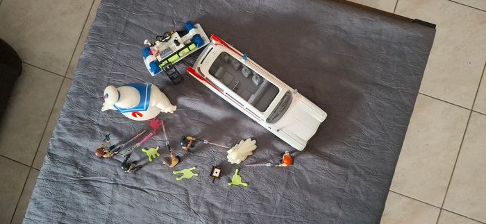 Lot Playmobil "SOS Fantômes" - Voiture Ecto-1, Marshmallow Man, 5 Personnages et Accessoires - photo numéro 4