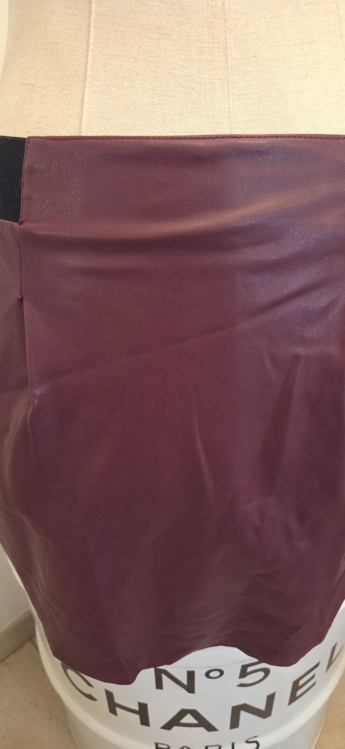 Jupe NAF NAF T.36 – effet cuir bordeaux – taille élastique – chic et tendance – excellent état - photo numéro 3
