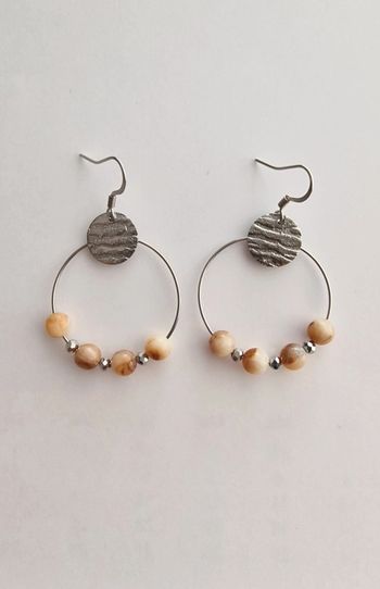 Boucle d'oreille créole perle beige marbré