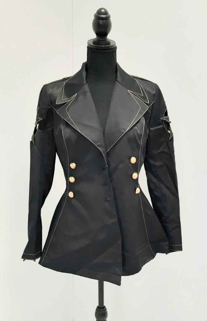 Magnifique veste cintrée La Milliardaire noire avec coutures et boutons dorés