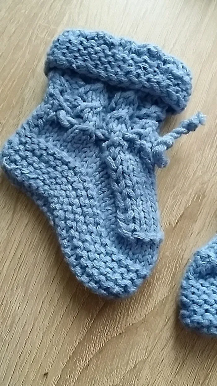 Chaussons tricotés à la main naissance - photo numéro 2