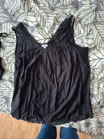 Haut noir avec dentelle