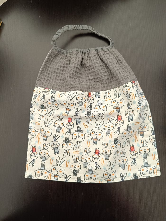Bavoir 29 x 32 cm lapin gris / orange et bleu