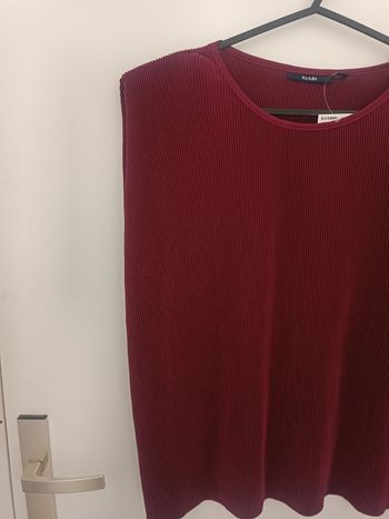 Top blouse sans manches plissé bordeau avec épaulettes

Kiabi

Taille M

Neuf avec étiquette