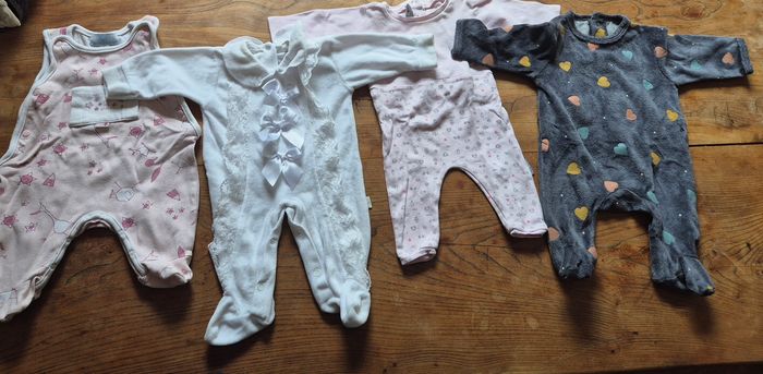 Lots vêtements taille 1 mois