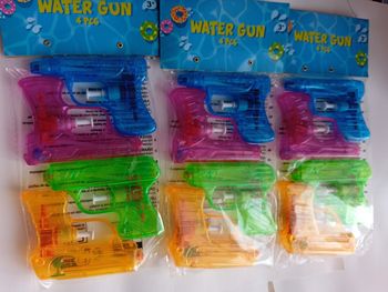 Lot de 12 pistolets à eau neufs