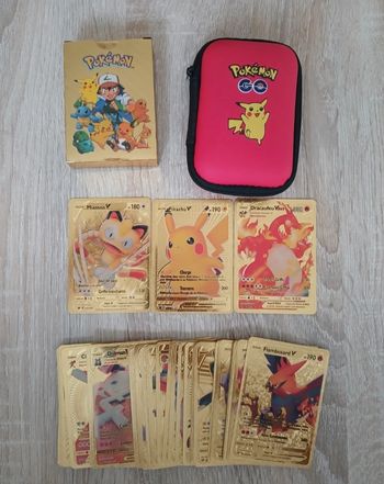 50 cartes pokémon et pochette neuve
