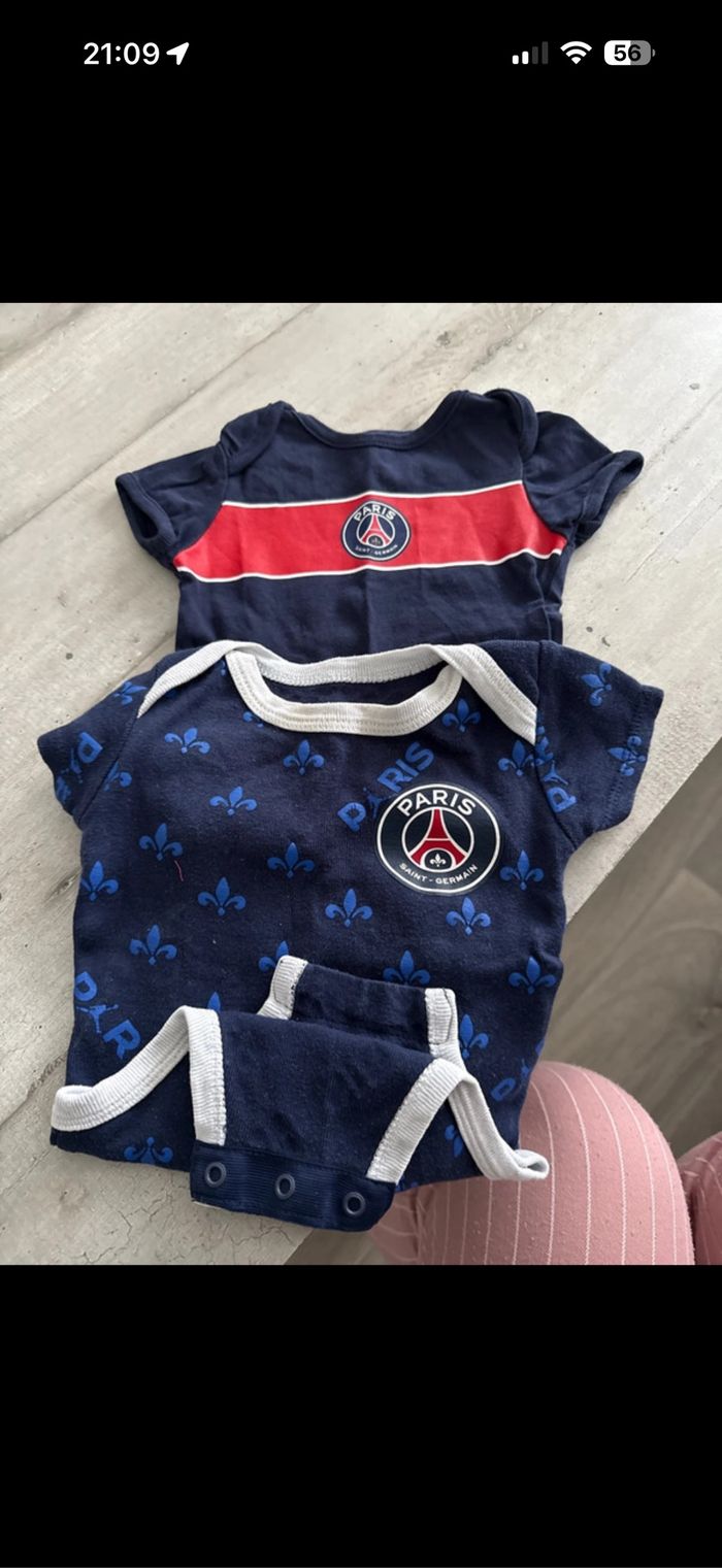 Lot 2 bodies PSG taille 6 mois