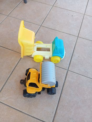 Camion benne et rouleau compresseur