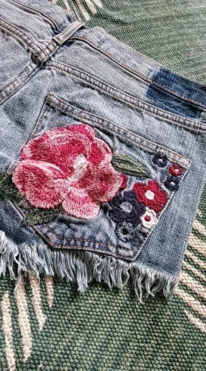 Short en jeans fleuri - photo numéro 4