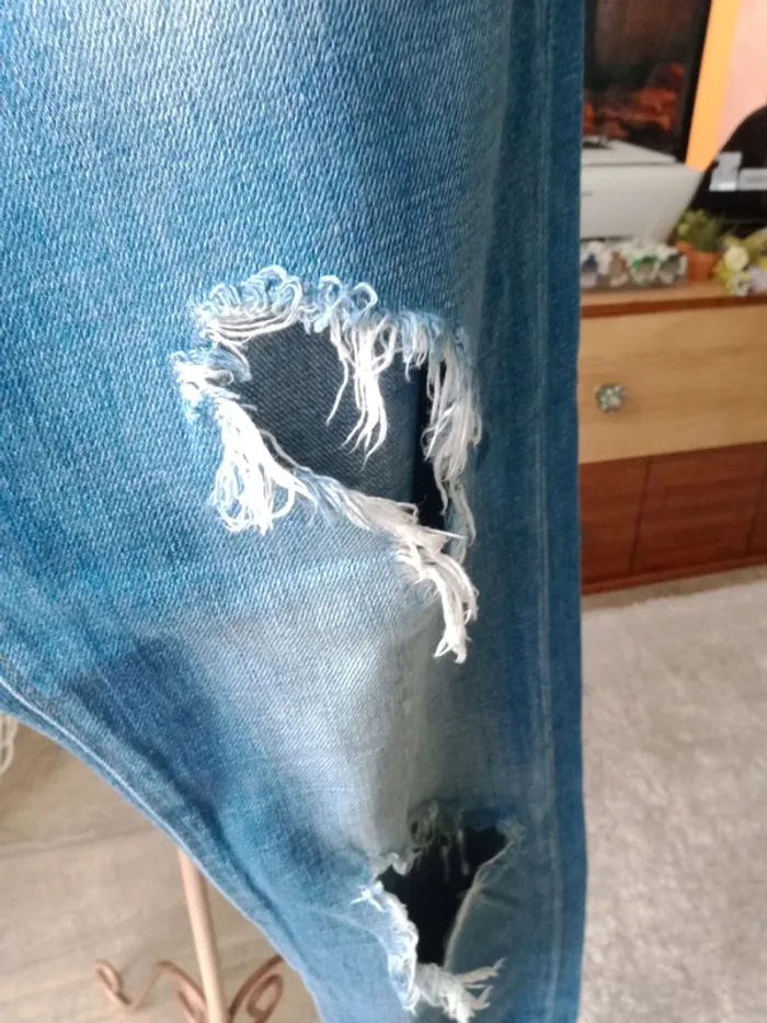 Jeans bleu  troué Zara - photo numéro 4