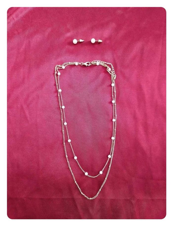 Parure collier chaîne double rang + boucles d'oreilles en métal coloris or et perles blanches