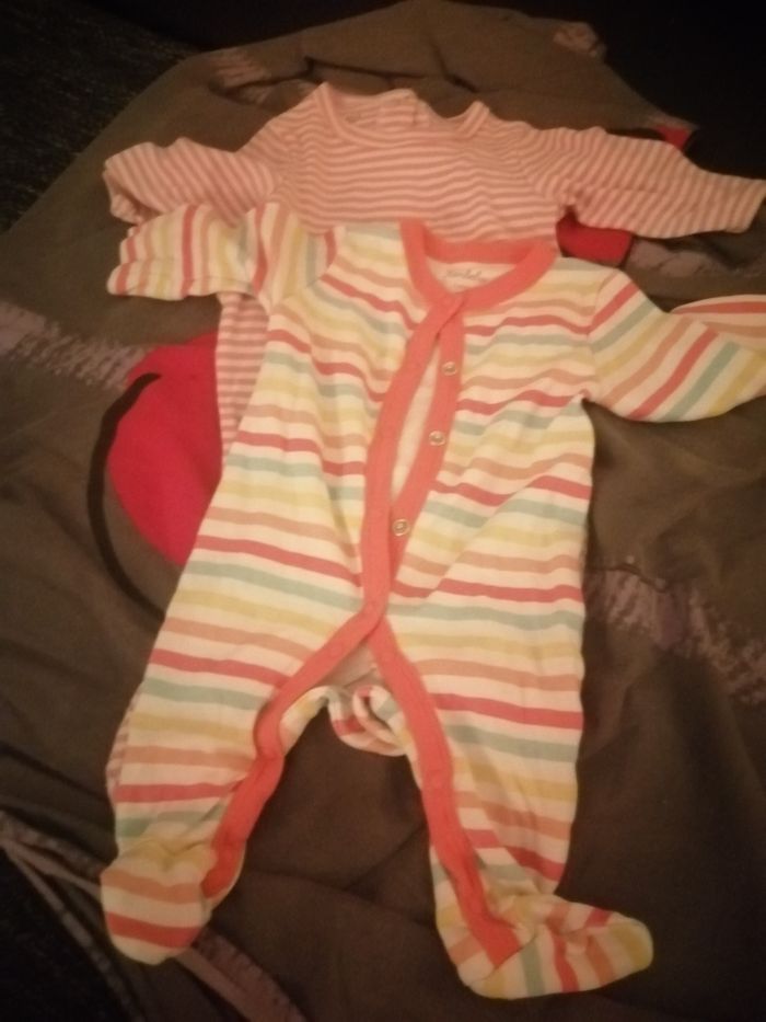 Lot vêtement t 1 mois fille - photo numéro 3