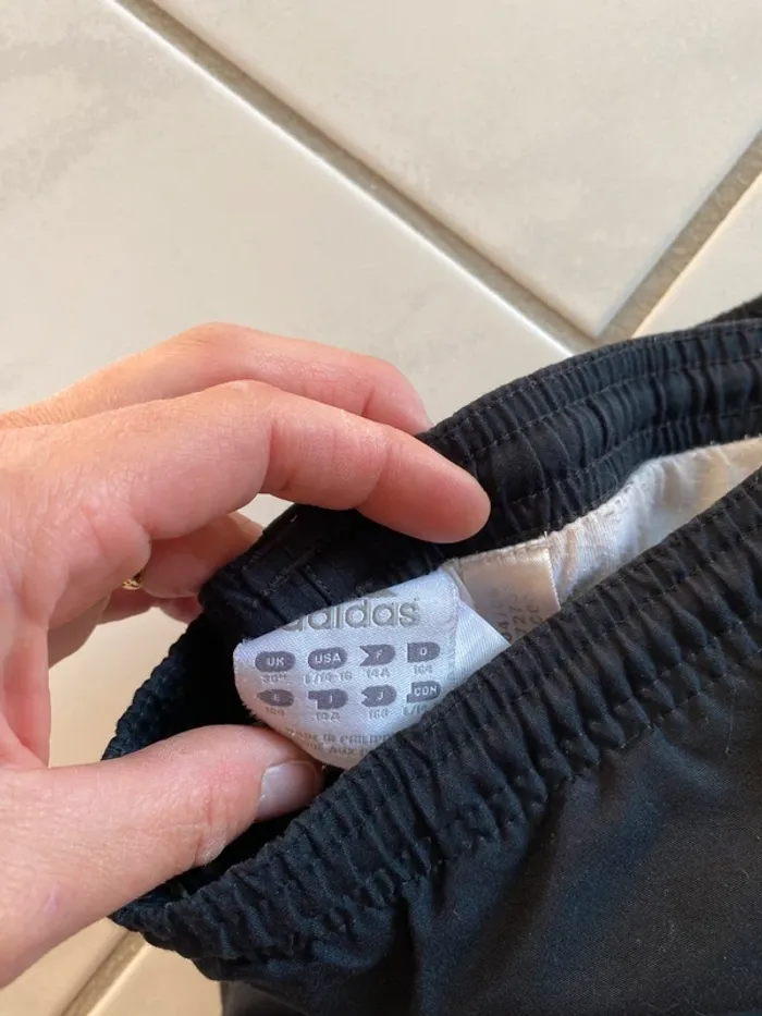 Jogging Adidas vintage noir – Taille 14 ans (convient S/M homme) bandes blanches logo brodé - photo numéro 6