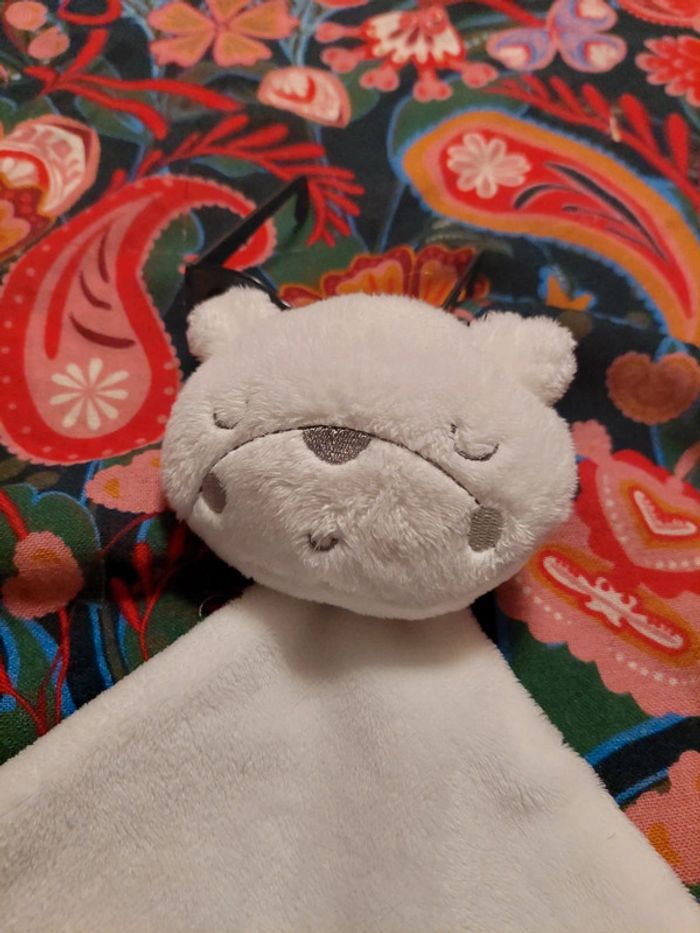 #13 - George - doudou mouchoir ours blanc - photo numéro 2
