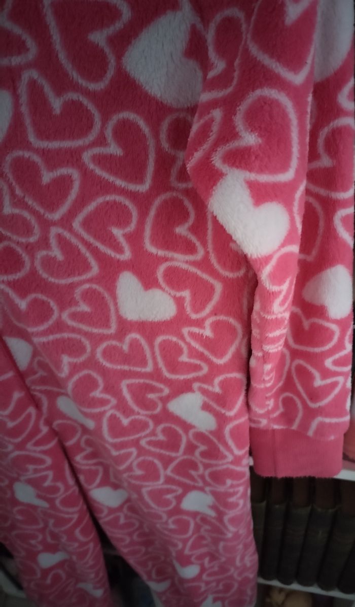 Combinaison pyjamas polaire motifs coeurs 9/10 ans en très bon état - photo numéro 4