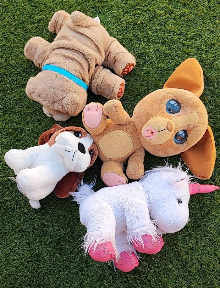 Lot de 4 peluches en bon état : 1 licorne et 3 chiens.