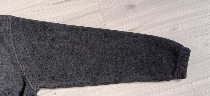 Très belle veste polaire zippée de couleur grise. Taille 12 -14 ans (taille grand) - photo numéro 3