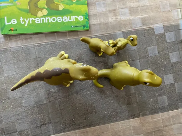 Livre le tyrannosaure et 4 figurines altaya le monde des dinosaures - photo numéro 5