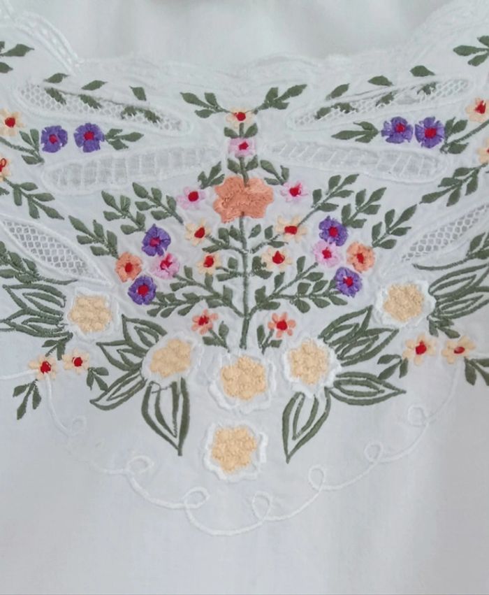 Haut court avec broderie et dentelle 42/44 Création Payelle - photo numéro 2
