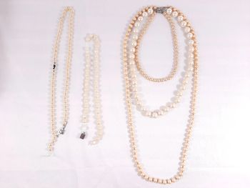 Lots de 5 colliers de perles vintage, dont 2 au fermoir cassés