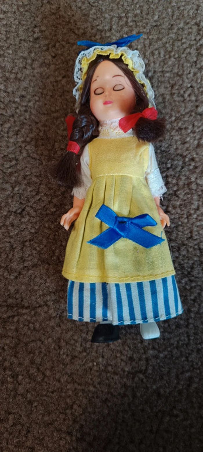 Lot 2 poupées du monde - photo numéro 3