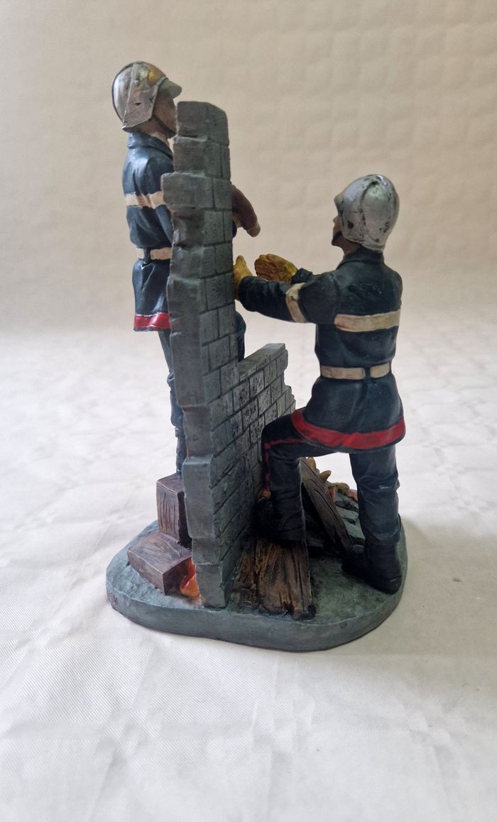 Figurine / statuette , représentant 2 pompier qui sauvent un enfant d'un bâtiment en flamme - photo numéro 3