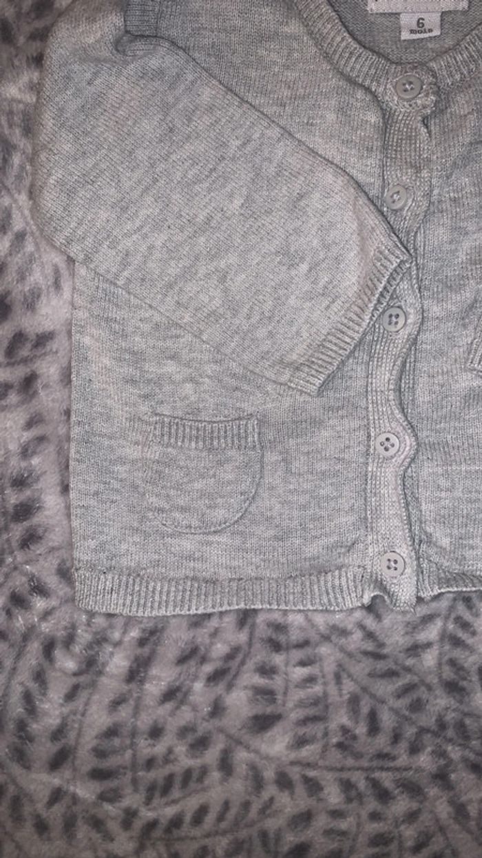 Gilet gris 6 mois - photo numéro 3