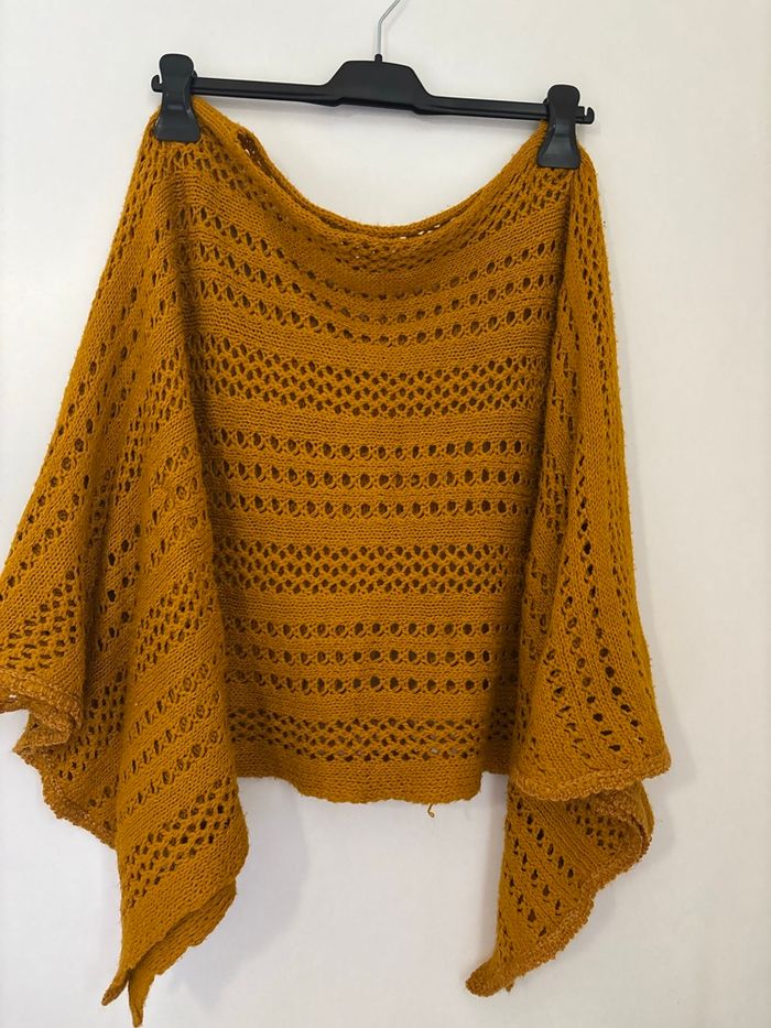 Poncho en tricot ajouré moutarde femme taille M - photo numéro 3