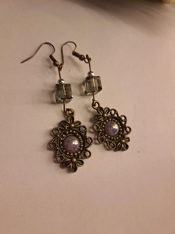 Boucles d'oreilles pendante violet et bronze - photo numéro 4